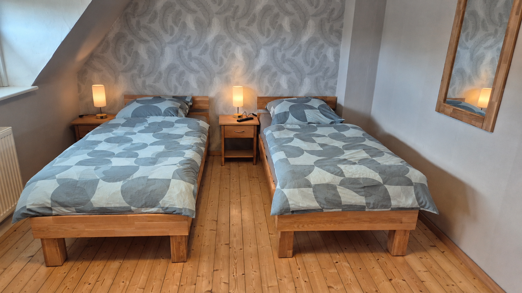 Schlafzimmer mit zwei Einzelbetten