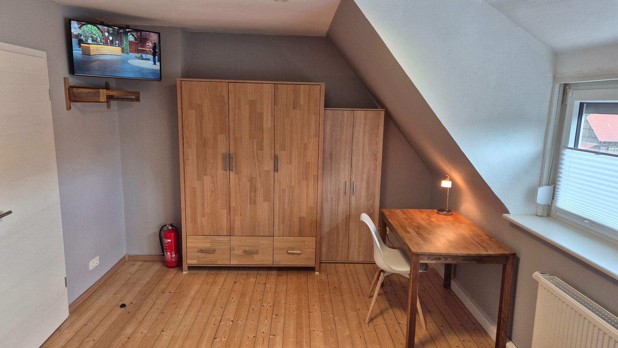 Schlafzimmer mit Schrank und Schreibtisch