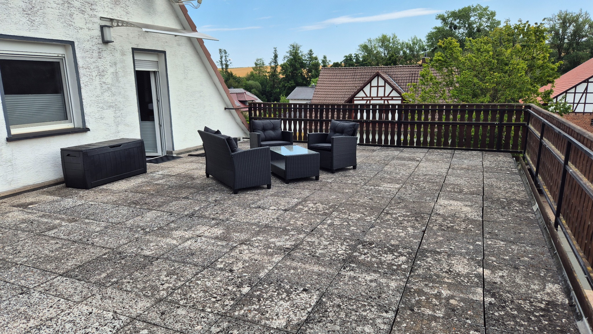 Große Terrasse mit Sitzgruppe